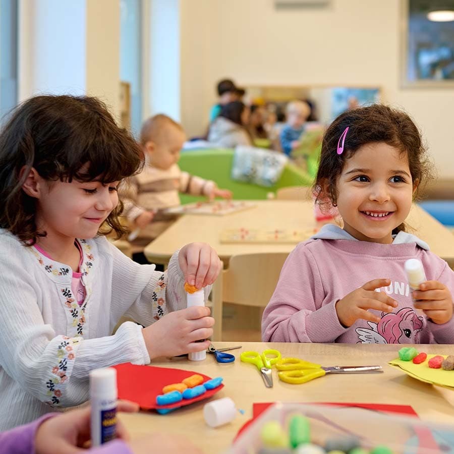 Bastelende Kindergruppe Kita Städtisches Krankenhaus Kiel