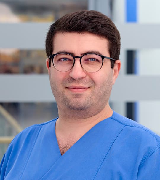 Das Bild zeigt ein Portrait von Modar Jouni, Oberarzt und Facharzt für Innere Medizin und Kardiologie am Städtischen Karnkenhaus in Kiel.